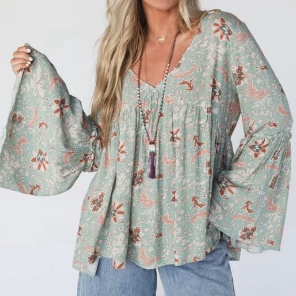 🟤NWT Boho Bell Sleeve Top in Sage Floral XL